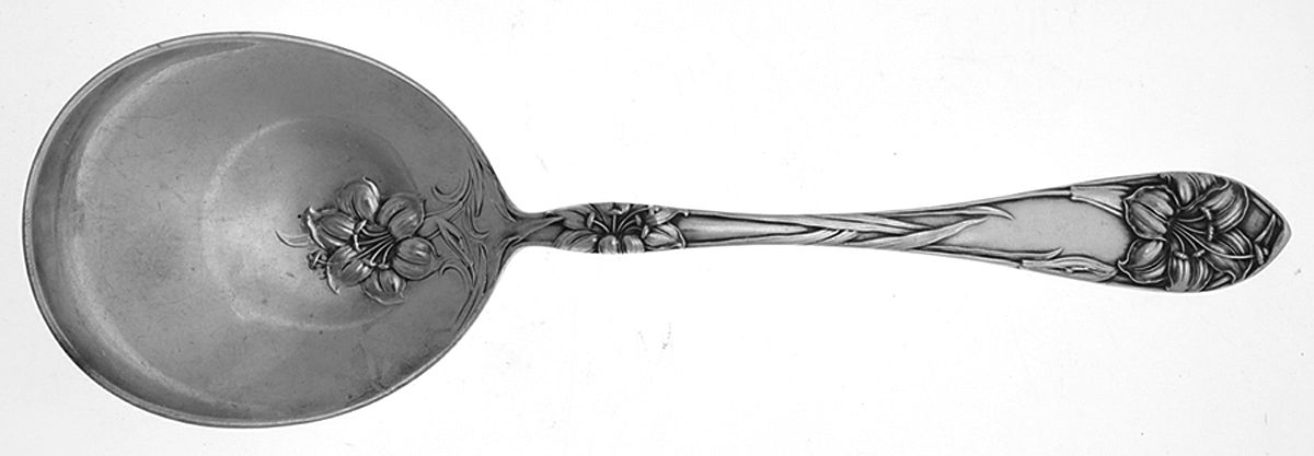 Easter Lily (Silverplate, 1907) Large Solid Berry/Casserole Spoon by Alvin-1