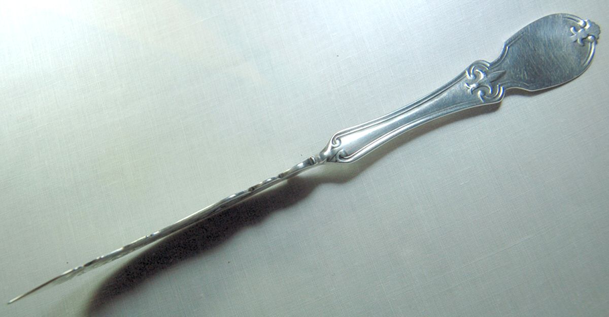 ALC6 (Coin) Flat Twisted Handle Master Butter Knife Bright Cut by Albert Coles-1