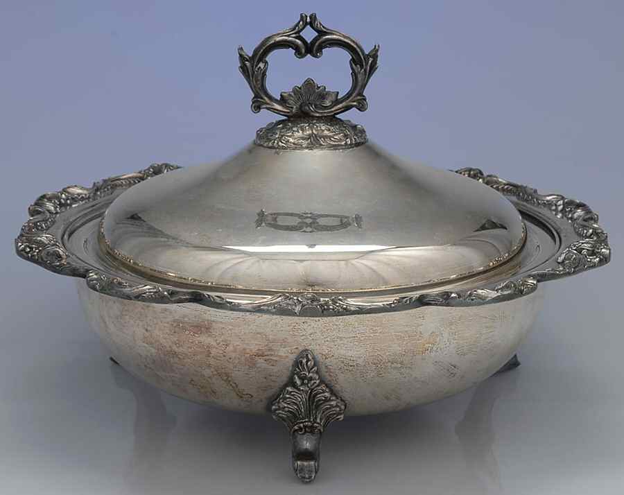 1720 (Silverplate, Hollowware) Round Covered Vegetable Bowl by Amston-1