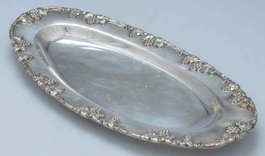 1089 (Silverplate, Hollowware) 13" Bread Tray by Crescent Silverware-1