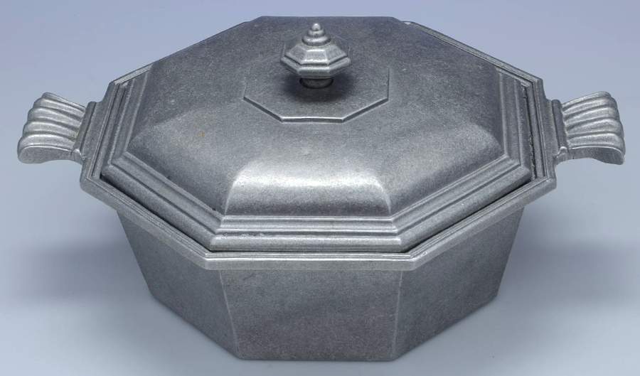 Pewter Hollowware 2.5 Quart Round Covered Casserole by Carson Castings-1