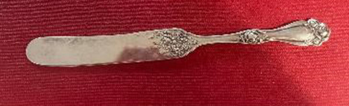 American Beauty Rose (Silverplate, 1909, s) Flat Handle Master Butter Knife by International Silver-1