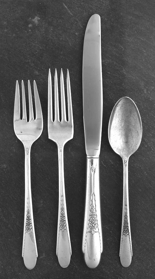 Gardenia (Silverplate, 1941) 4 Piece Place Setting by International Silver-1