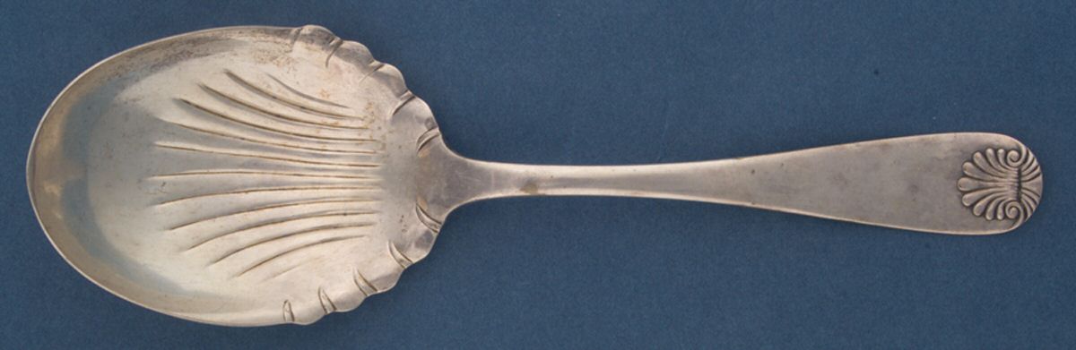 Shell (Silverplate, 1892) Solid Shell Berry/Casserole Spoon by International Silver-1