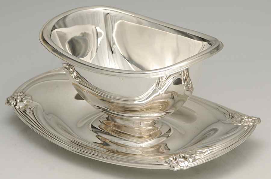 Daffodil (Silverplate, Hollowware) Plated Gravy Boat with Attached Underplate by International Silver-1