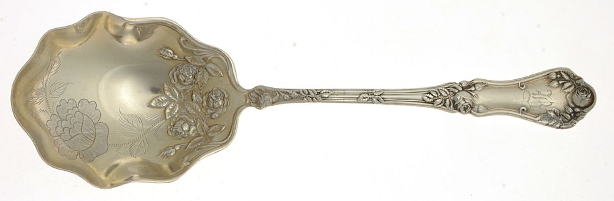 American Beauty Rose (Silverplate, 1909, s) Medium Bright Cut Berry/Casserole Spoon by International Silver-1