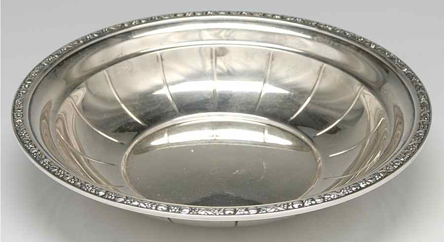 D270 (Sterling, Hollowware) 10" Round Vegetable Bowl by International Silver-1