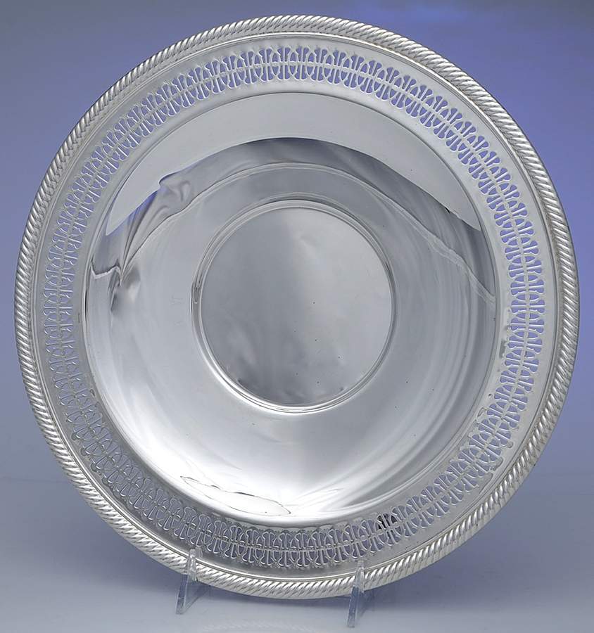 English Gadroon (Silverplate, Hollowware) 12" Sandwich Plate by International Silver-1