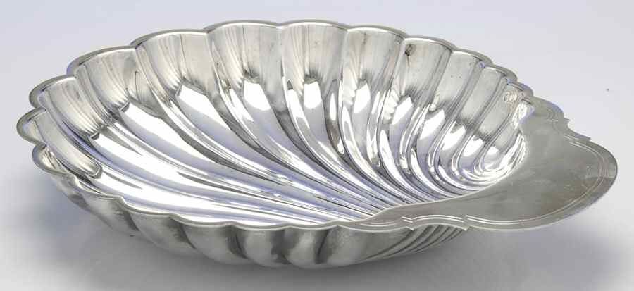 895-4 (Silverplate, Hollowware) 13" Shell Shape Bowl by International Silver-1