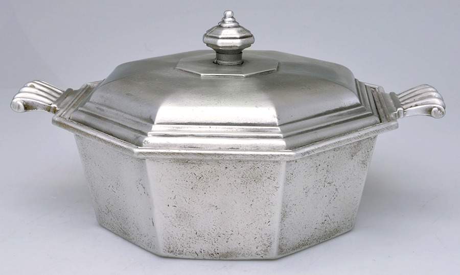 INS545 (Pewter, Hollowware) 2 Quart Round Covered Casserole by International Silver-1