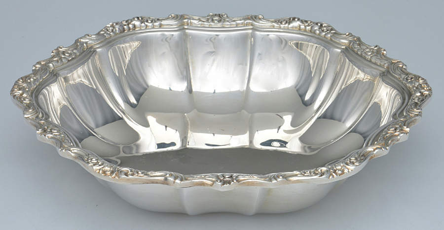 8313 (Silverplate, Hollowware) 11" Round Vegetable by International Silver-1