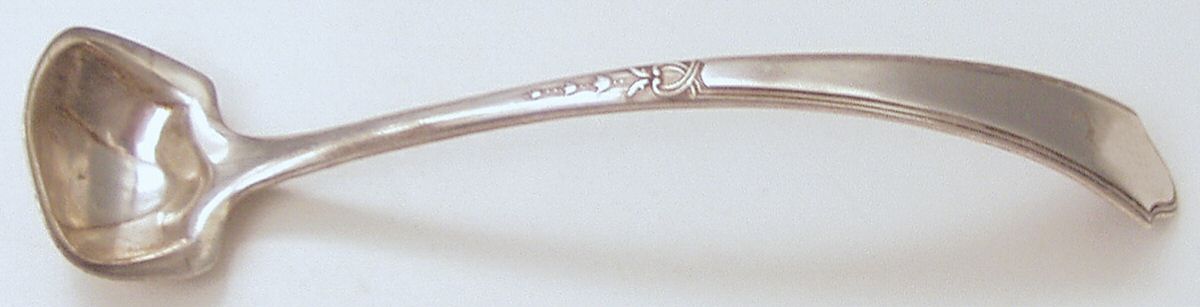 Chateau-Chateau Thierry(Sterling, 1919) Mustard Spoon by Lunt Silver-1