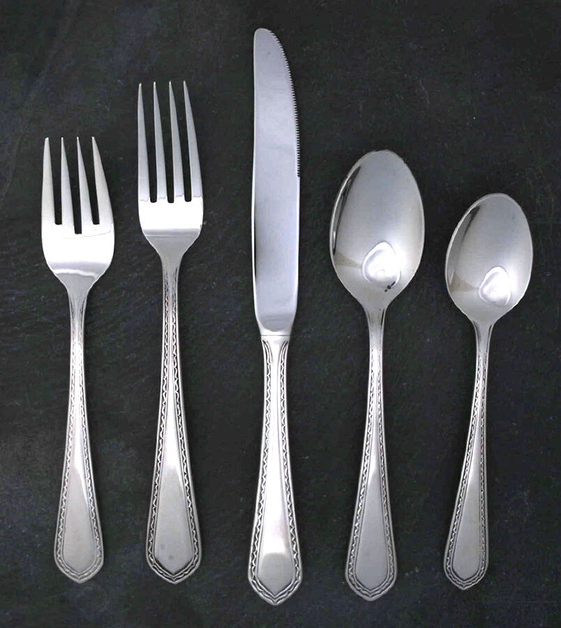 Early Colonial (Stainless, 1980) 5 Piece Place Setting by Lunt Silver-1