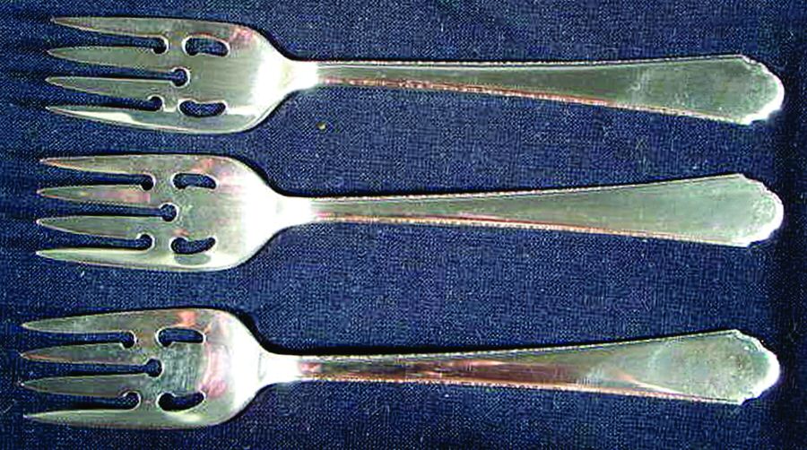 William & Mary (Sterling, 1921, No Monos) Large Ramekin Fork by Lunt Silver-1