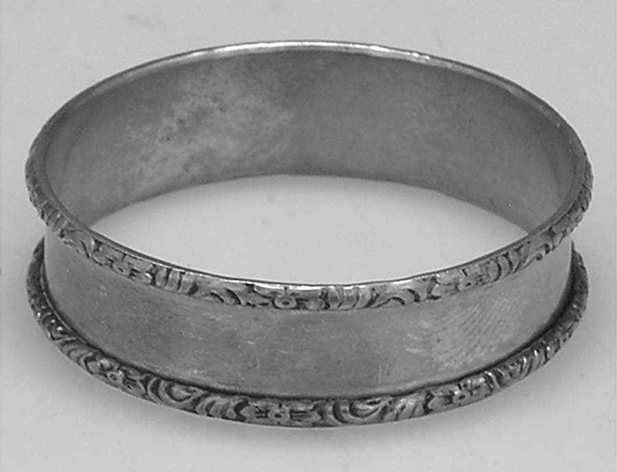 William & Mary (Sterling, Hollowware)  Round Napkin Ring by Lunt Silver-1