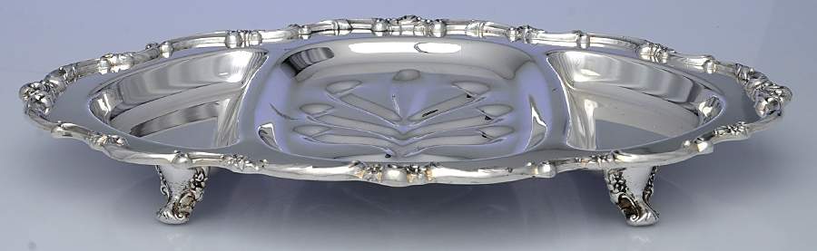 Modern Victorian (Silverplate, Hollowware) 16" 4 Toed Meat Platter with Well by Lunt Silver-1
