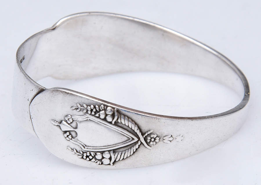 Mount Vernon (Sterling, Hollowware) Napkin Ring by Lunt Silver-1
