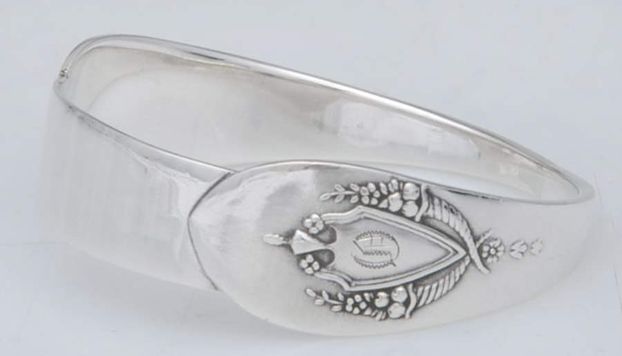 Mount Vernon (Sterling, Hollowware) Napkin Ring by Lunt Silver-1