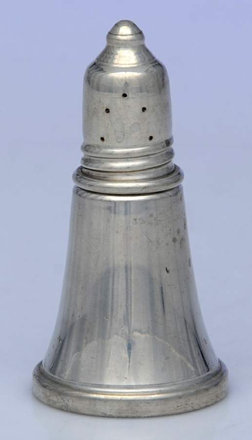 P626 (Pewter, Hollowware) Salt Shaker by Lunt Silver-1
