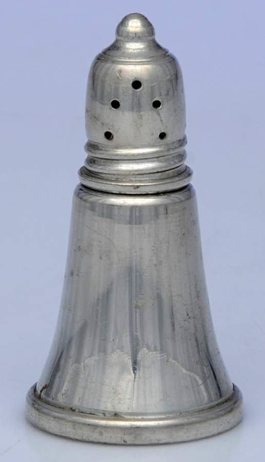 P626 (Pewter, Hollowware) Pepper Shaker by Lunt Silver-1