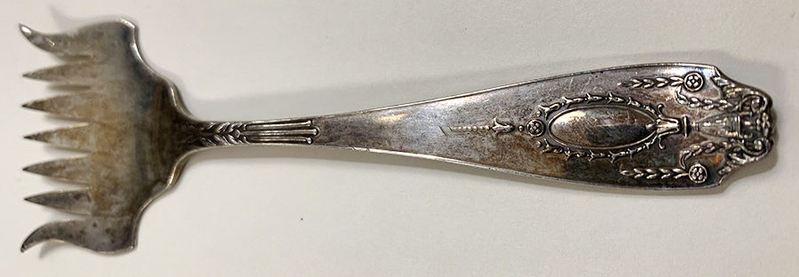 Lady Wynn (Sterling, 1912) Large Solid Tined Sardine Serving Fork by Mount Vernon-1