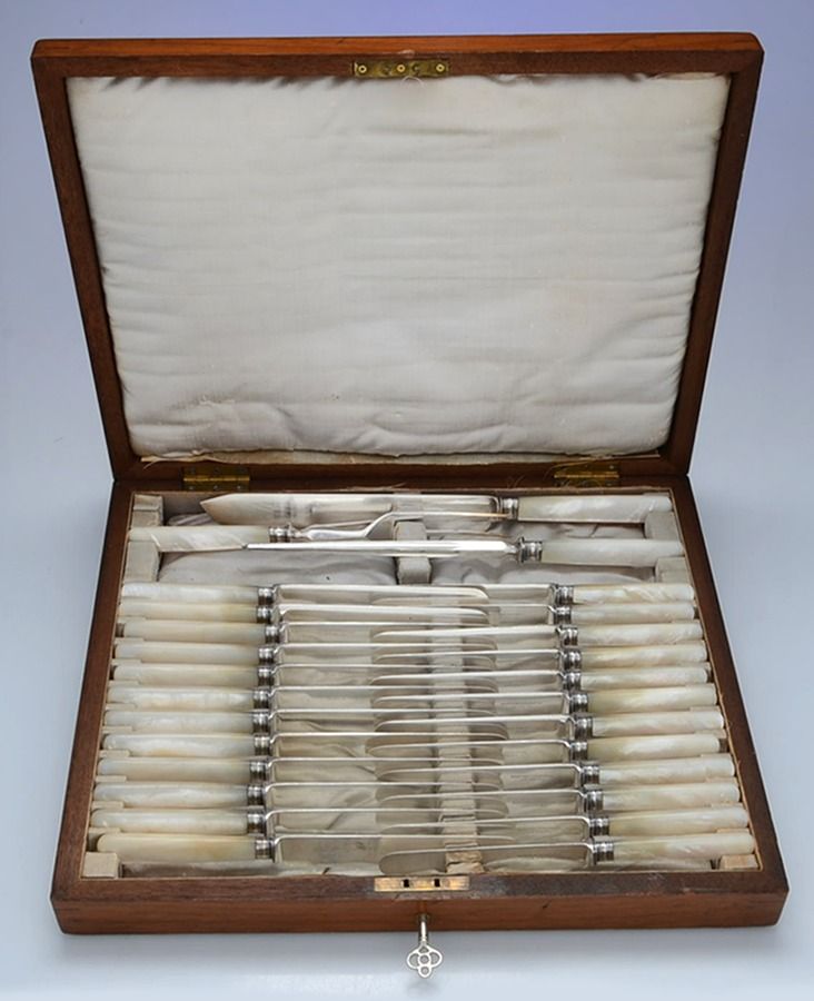 Pearl Handle11 (Sliverplate) 27 Piece Set by Meriden Cutlery Co-1