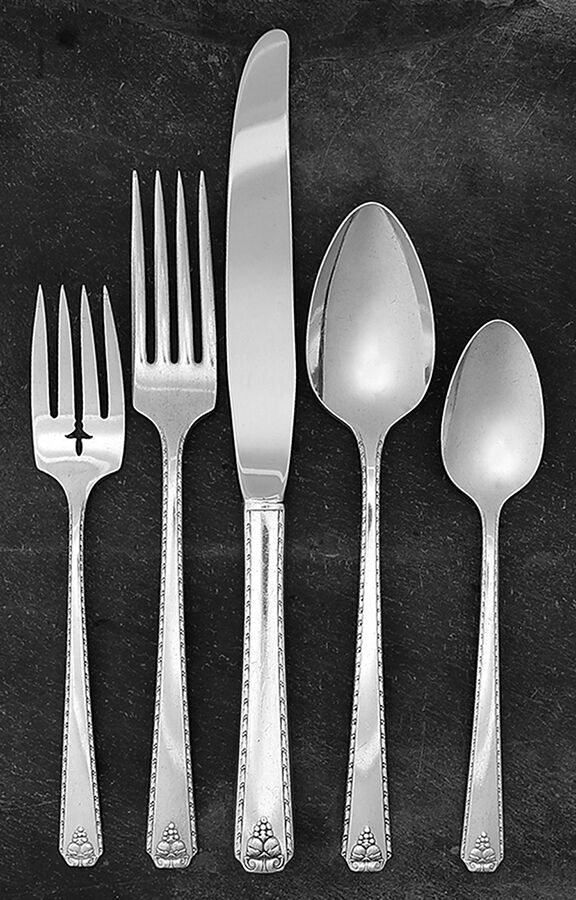 Bordeaux (Silverplate, 1945) 5 Piece Place Setting by Oneida Silver-1