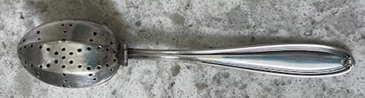 Commodore (Silverplate, 1929) Tea Strainer with Handle-Hinged Bowl by Oneida Silver-1