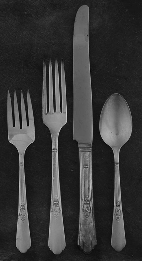 Encore (Silverplate, 1934) 4 Piece Place Setting by Oneida Silver-1