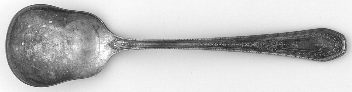 Hampton Court (Silverplate, 1926, Wreath) Ice Cream Spoon Individual by Oneida Silver-1