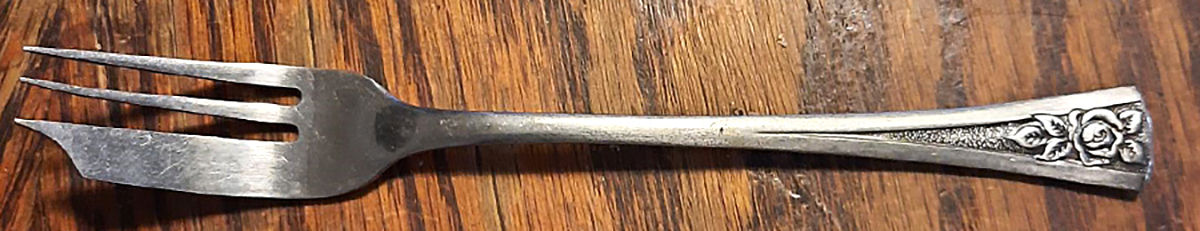 Pasadena (Stainless) Pastry Fork by Oneida Silver-1