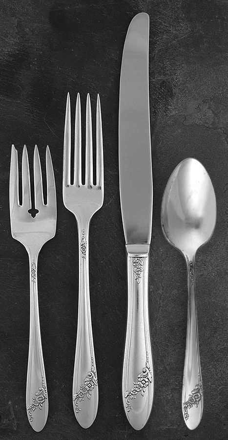 Queen Bess II (Silverplate, 1946) 4 Piece Place Setting by Oneida Silver-1