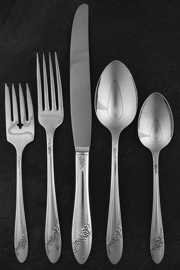 Queen Bess II (Silverplate, 1946) 5 Piece Place Setting by Oneida Silver-1
