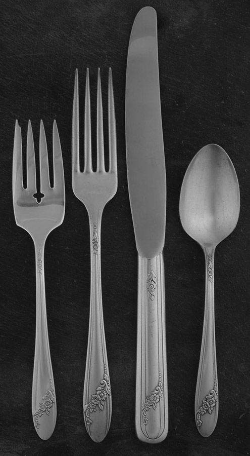 Queen Bess II (Silverplate, 1946) 32  Piece Estate Set by Oneida Silver-1