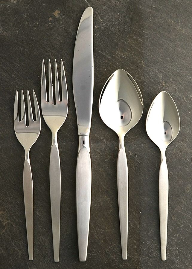 Satinique (Stainless, Older) 5 Piece Place Setting by Oneida Silver-1