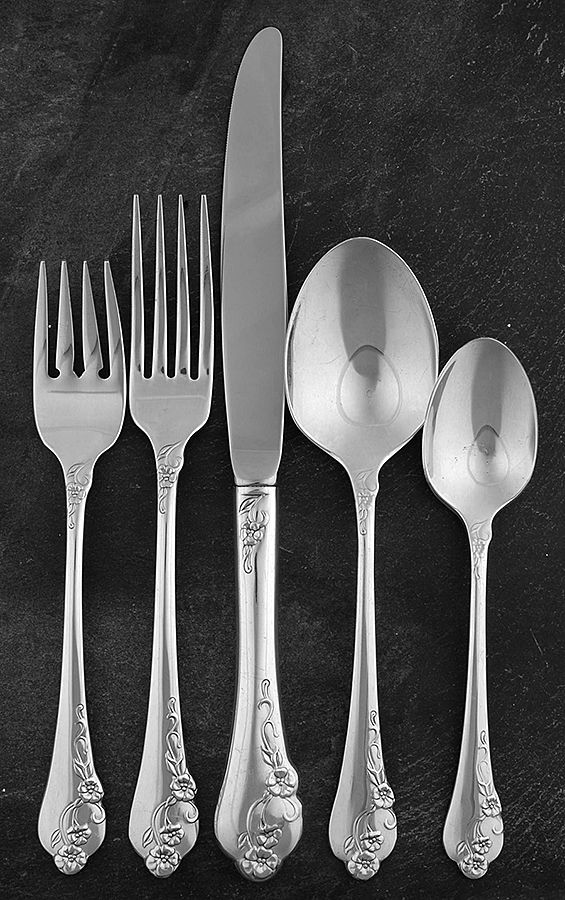 Southern Garden (Silverplate, 1989) 5 Piece Place Setting by Oneida Silver-1