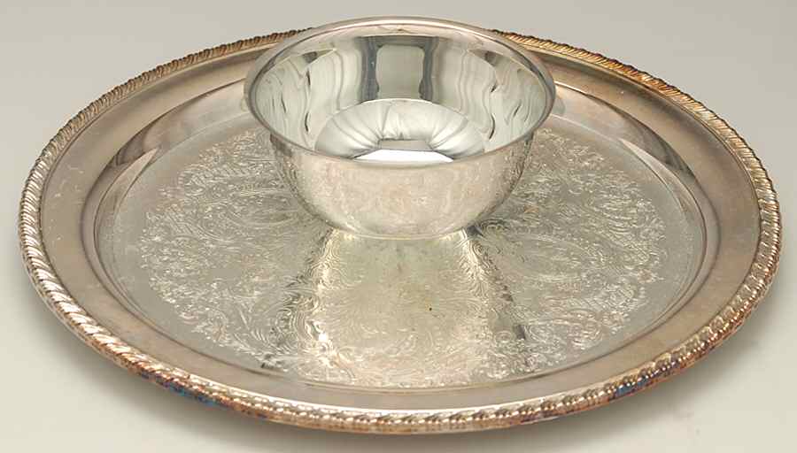 Maybrook (Silverplate Hollowware) 1-Piece Attached Plated Chip & Dip Set by Oneida Silver-1