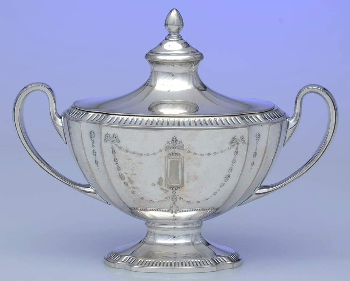 Grosvenor (Silverplate, Hollowware) Sugar Bowl & Lid by Oneida Silver-1