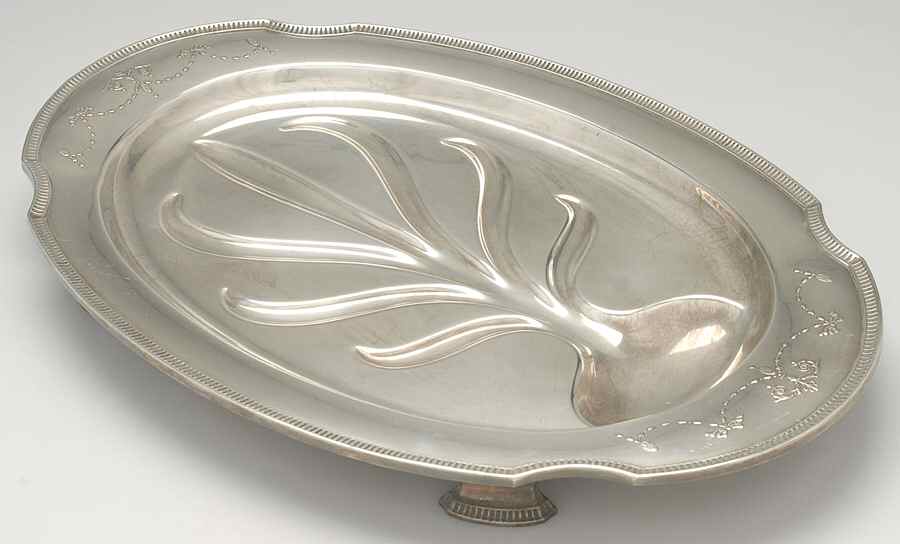 Grosvenor (Silverplate, Hollowware) Medium Footed Meat Platter with Well by Oneida Silver-1