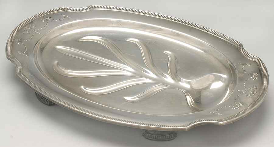 Grosvenor (Silverplate, Hollowware) Small Plated Footed Meat Platter with Well by Oneida Silver-1