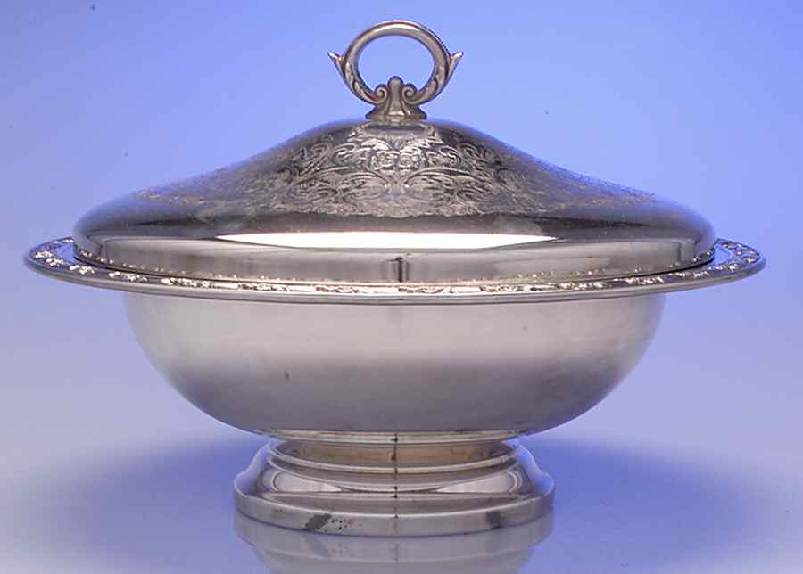 Park Lane (Silverplate, Hollowware) 1.5 Qt Round Covered Casserole W/Glass Liner by Oneida Silver-1