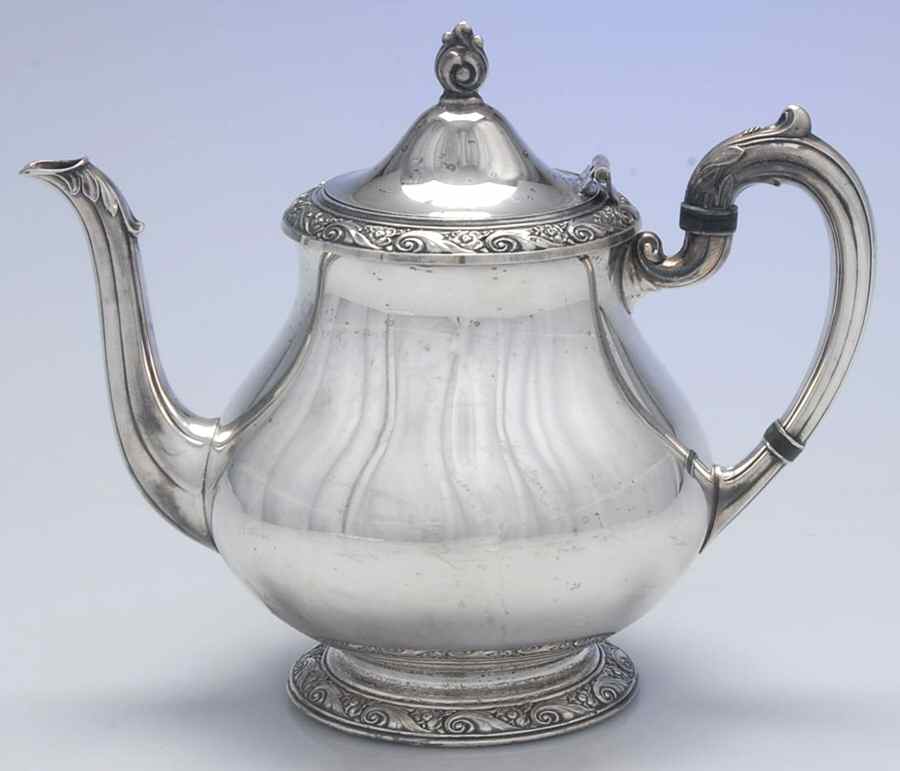Queen Bess II (Silverplate, Hollowware) Teapot by Oneida Silver-1