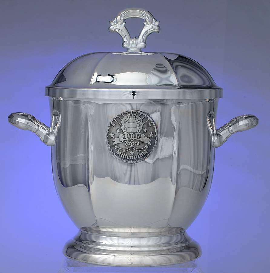 Du Maurier (Silverplate, Hollowware) Ice Bucket with Lid by Oneida Silver-1