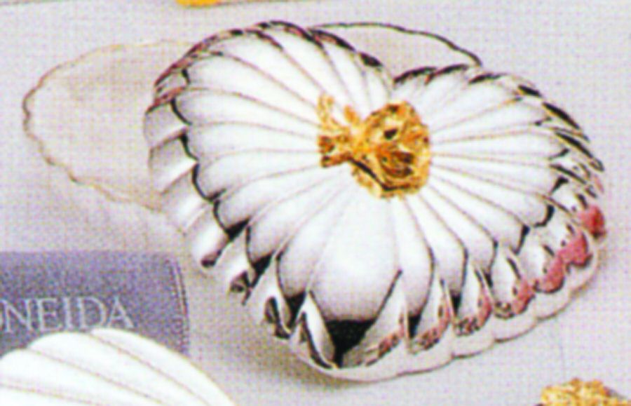 Golden Damask Rose (Stainless, Gold Accent, Hl Crystal Heart Box with Stainless Lid by Oneida Silver-1