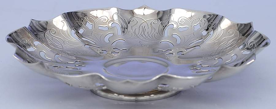 1911 (Silverplate, Hollowware) 6" Pierced Bon Bon by Primrose Plate-1