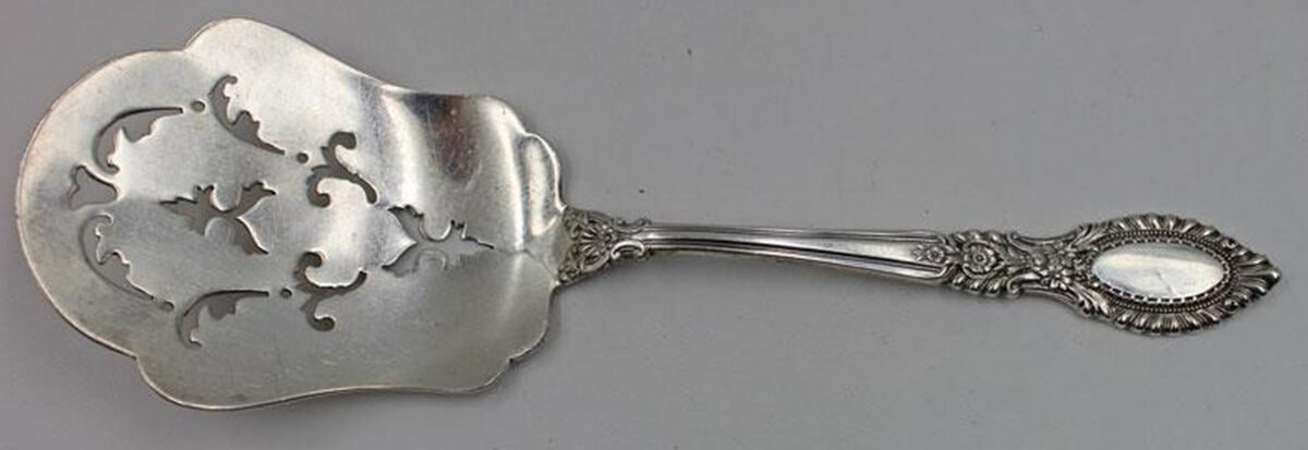 Guildhall (Sterling, 1941, No Monos) Solid Pierced Patty Server by Reed & Barton-1