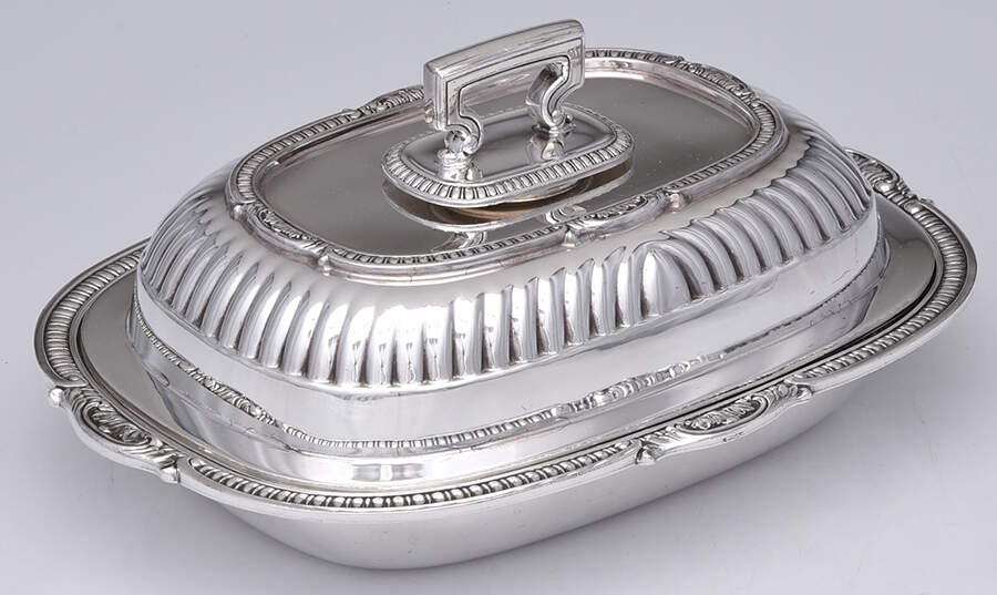 Sulgrave Manor (Silverplate, Hollowware) 10" Oval Double Vegetable by Reed & Barton-1