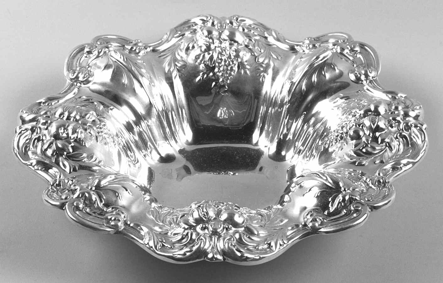 Francis I (Sterling, Hlwr, Eagle-R-Lion, Dated, Oval) Medium Sterling Round Vegetable Bowl by Reed & Barton-1