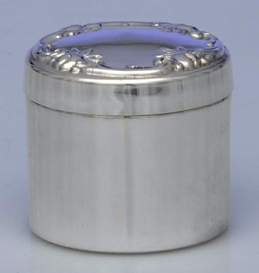 Francis I (Sterling, Hollowware, No Dates) Pill Box & Lid by Reed & Barton-1