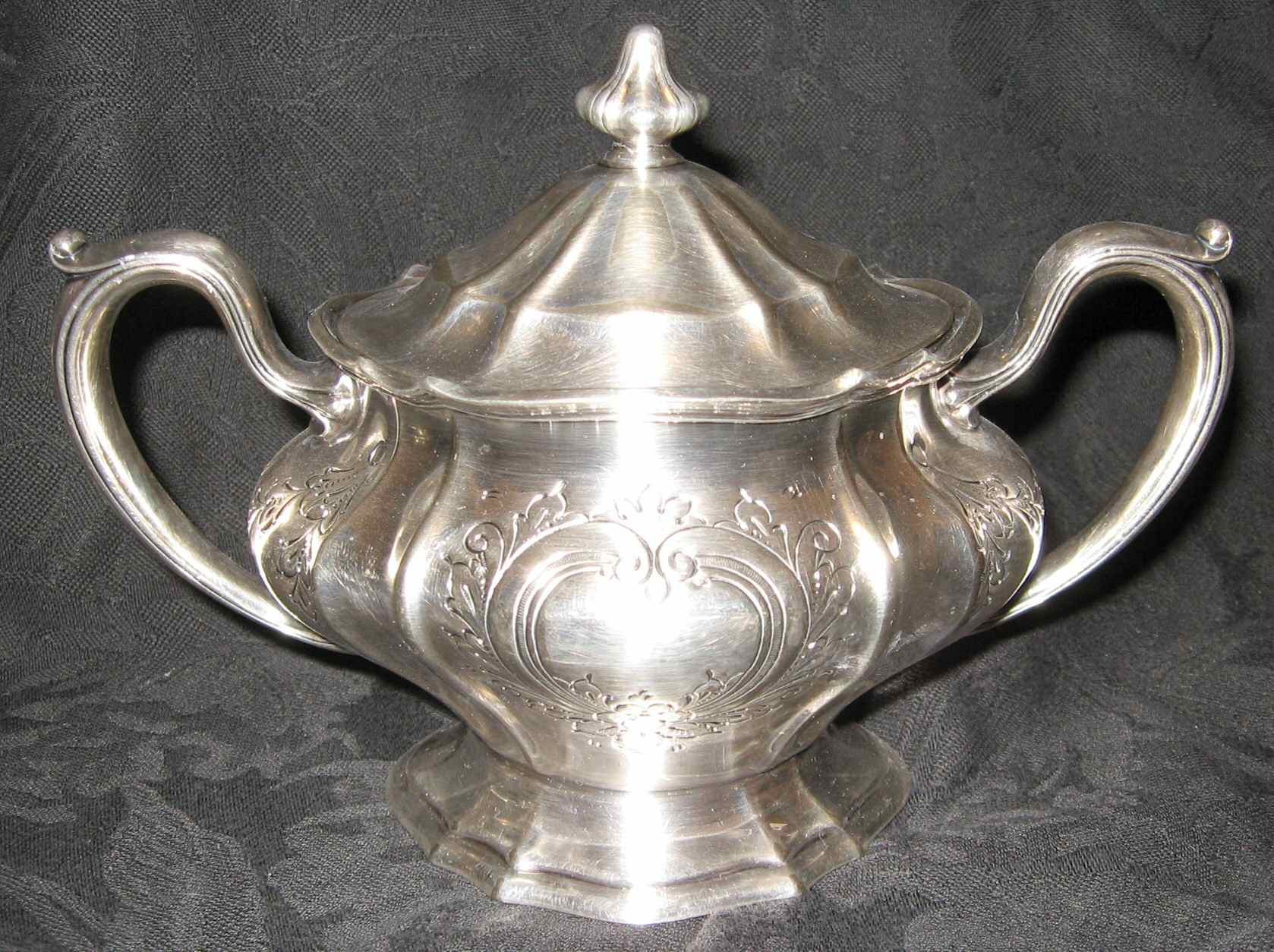 3964 (Silverplate, Hollowware) Sugar Bowl & Lid by Reed & Barton-1